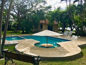 Pool - Playa El Flor, Beach front, white sand, lava reef (El Flor)