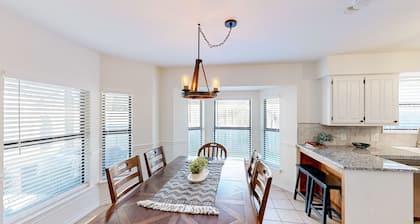 Home close to Eagle Mountain Lake, pond & beach with patio, streaming, W/D, & AC