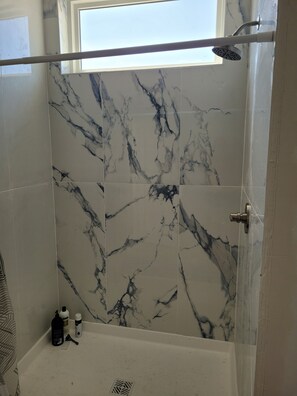 Shower, hair dryer, towels, soap - Charming 4-bedroom 4.5 Bath house in lovely Climax Springs (Climax Springs)