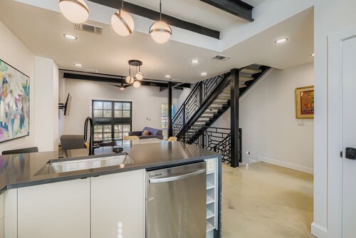 New Modern  3-bedroom house in beautiful San Antonio with 360 Rooftop 