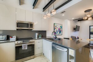 Fridge, microwave, oven, stovetop - New Modern 3-bedroom house in beautiful San Antonio with 360 Rooftop (San Antonio)