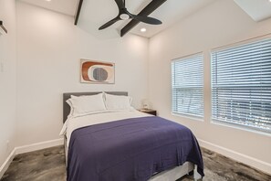 3 bedrooms, iron/ironing board, travel cot, WiFi - New Modern  3-bedroom house in beautiful San Antonio with 360 Rooftop  (San Antonio)