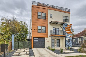 Exterior - New Modern  3-bedroom house in beautiful San Antonio with 360 Rooftop  (San Antonio)