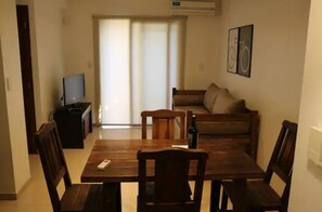 Smart TV, fireplace - Modern House-Great Garden with barbecue,Beautiful Pool and Garage (Godoy Cruz)