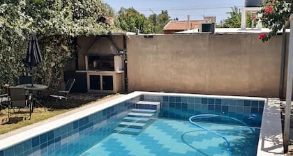Moderna casa-Gran Jardín con parrilla,Hermosa Piscina y Garaje