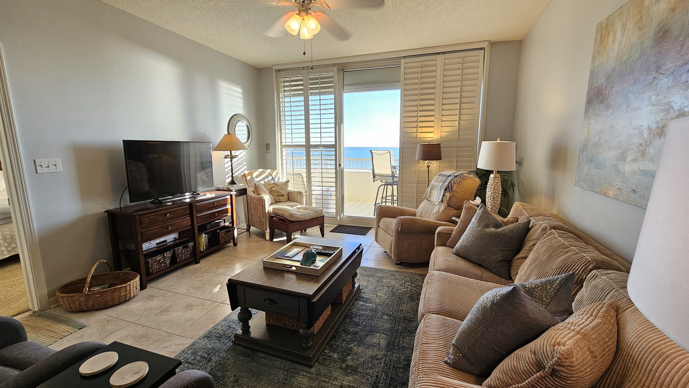 Smart TV, reproductor de DVD, futbolito y tenis de mesa 