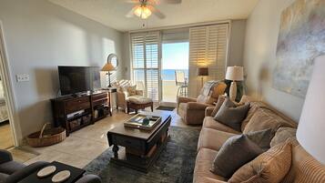 Een smart-tv, een dvd-speler, tafelvoetbal en een tafeltennistafel