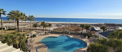 Una piscina cubierta, una piscina climatizada