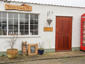 Exterior - Tal Sarn Shepherd Hut (Llanfairpwllgwyngyll)