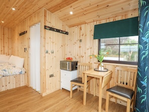 Dining - Tal Sarn Shepherd Hut (Llanfairpwllgwyngyll)