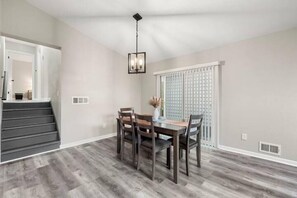 Dining - Cozy Spacious Haven Near ATL & Hartsfield-Jackson (Morrow)