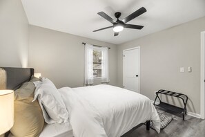 3 slaapkamers, een strijkplank/strijkijzer, wifi, beddengoed