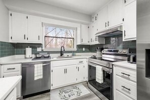 Private kitchen - Cozy Spacious Haven Near ATL & Hartsfield-Jackson (Morrow)