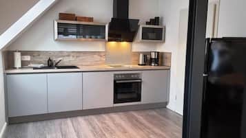 Frigorífico, horno, lavavajillas y cafetera o tetera