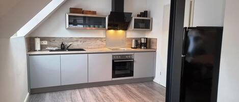 Fridge, oven, dishwasher, coffee/tea maker