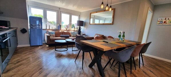 Frigorífico, microondas, horno y lavavajillas