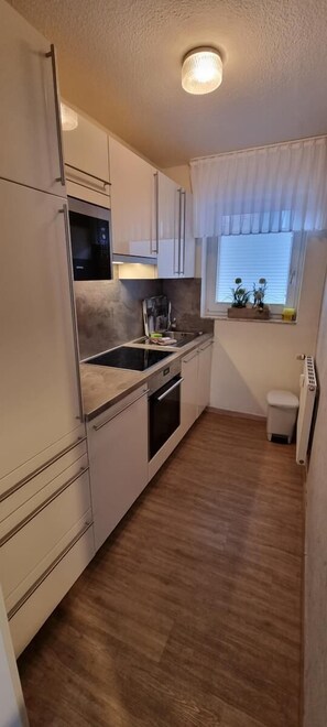 Kylskåp, mikrovågsugn, ugn och diskmaskin