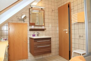 Shower, hair dryer, towels - Vacation apartment Stefanie (Borkum)