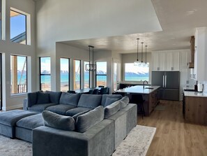 Smart-tv, eldstad och kontor