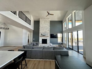 Smart TV, chimenea y oficina 