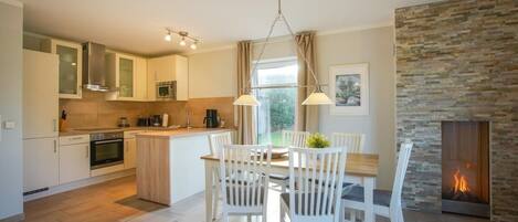 Een koelkast, een magnetron, een oven, een vaatwasser