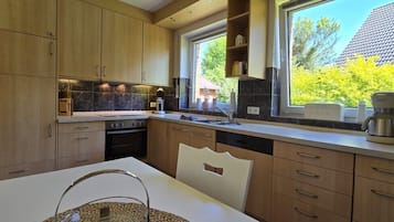 Kühlschrank, Mikrowelle, Ofen, Geschirrspüler