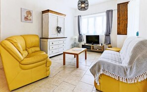 Televisión, chimenea, futbolito, libros