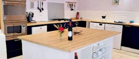 Réfrigérateur, four à micro-ondes, un four, surface de cuisson