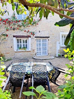 تناول الطعام بالخارج