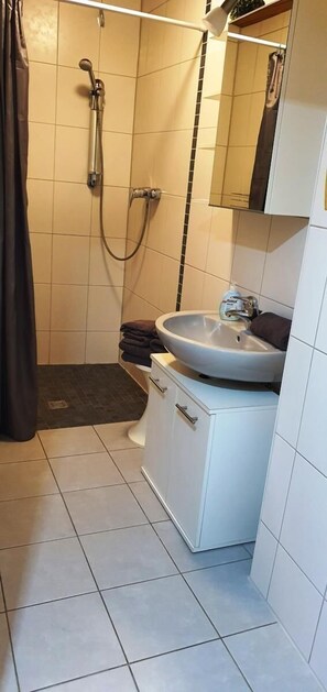 Douche, sèche-cheveux, serviettes fournies