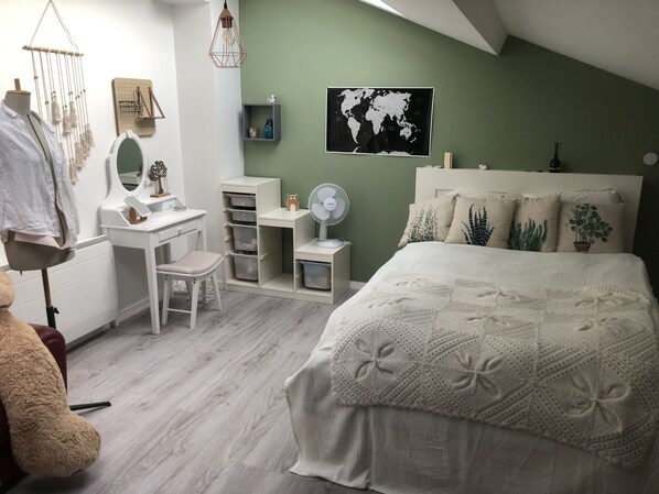 3 bedrooms, iron/ironing board, WiFi, bed sheets