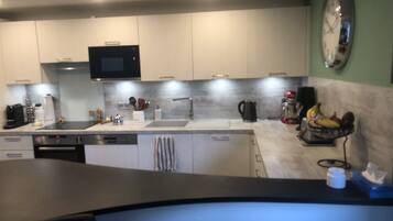 Micro-ondes, four, plaque de cuisson, lave-vaisselle