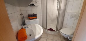 Een douche, een haardroger, handdoeken