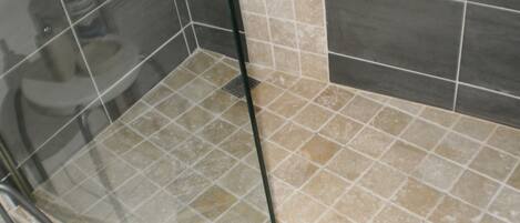 Douche, serviettes fournies, papier de toilette