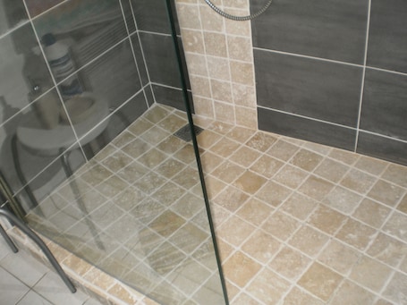 Shower, towels, toilet paper. Le Jardin aux Oiseaux