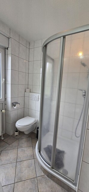 Chuveiro, toalhas de banho