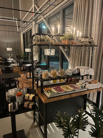 Free daily buffet breakfast