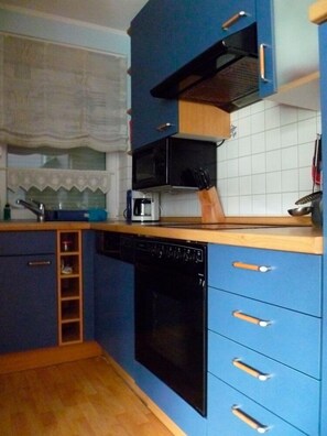Kylskåp, mikrovågsugn, ugn och diskmaskin