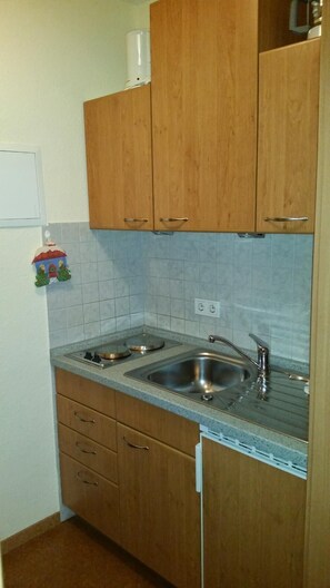 Een koffiezetapparaat/waterkoker, een broodrooster