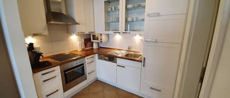 Kühlschrank, Mikrowelle, Ofen, Geschirrspüler