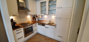 Kjøleskap, mikrobølgeovn, ovn og oppvaskmaskin