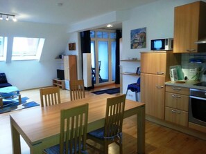 Frigorífico, microondas, horno y lavavajillas