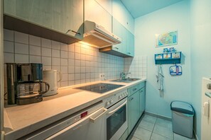 Kühlschrank, Ofen, Wasserkocher mit Kaffee-/Teezubehör, Toaster