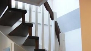 A staircase with wooden steps and white balusters. - Strandkrabbe: Your vacation by the sea! (Borkum)