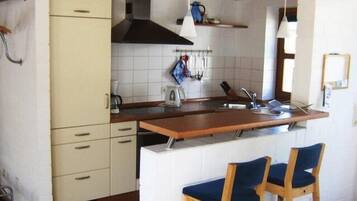 Een koelkast, een magnetron, een oven, een vaatwasser