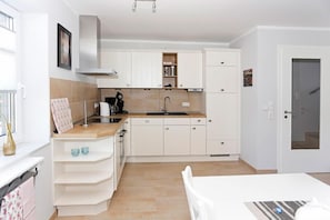 Kühlschrank, Mikrowelle, Ofen, Geschirrspüler