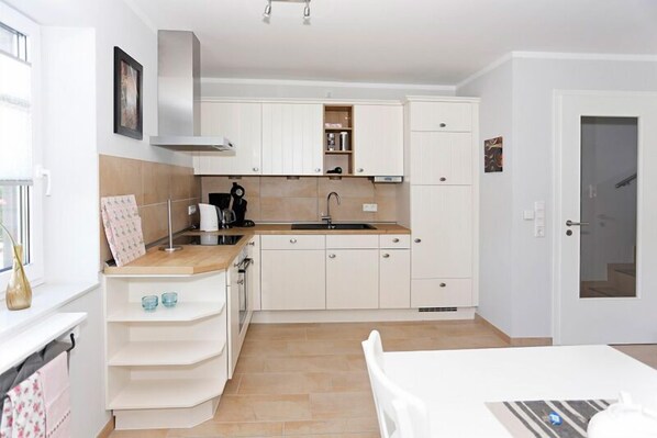 Kühlschrank, Mikrowelle, Ofen, Geschirrspüler