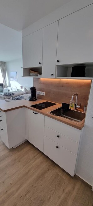 Réfrigérateur, micro-ondes, lave-vaisselle, cafetière/bouilloire