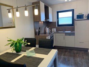 Kjøleskap, mikrobølgeovn, ovn og oppvaskmaskin