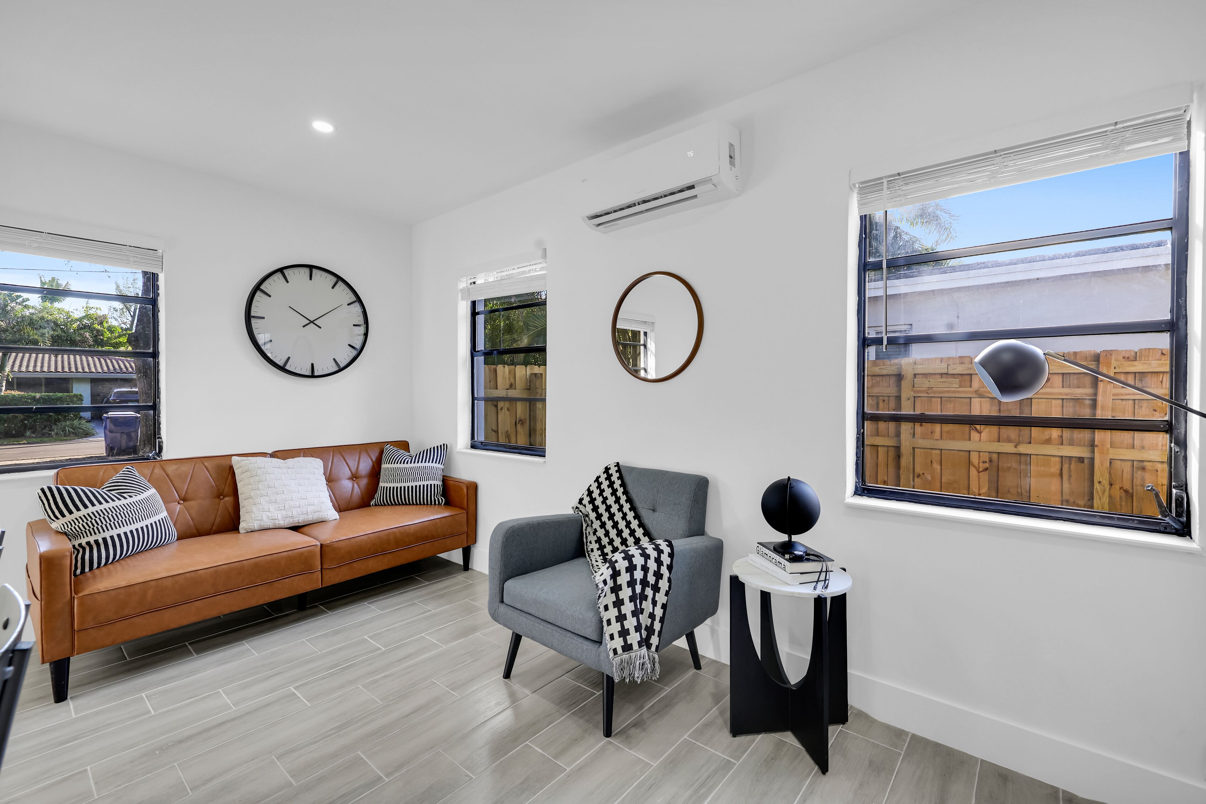 BOHO inspired 1 Bdrm- Hot Tub- conveniently located 1 block from Wilton Drive 